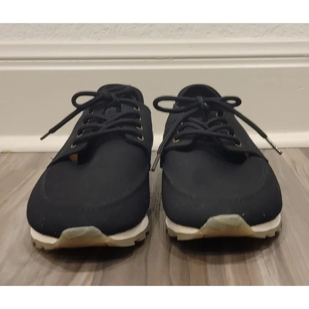 Clae color black